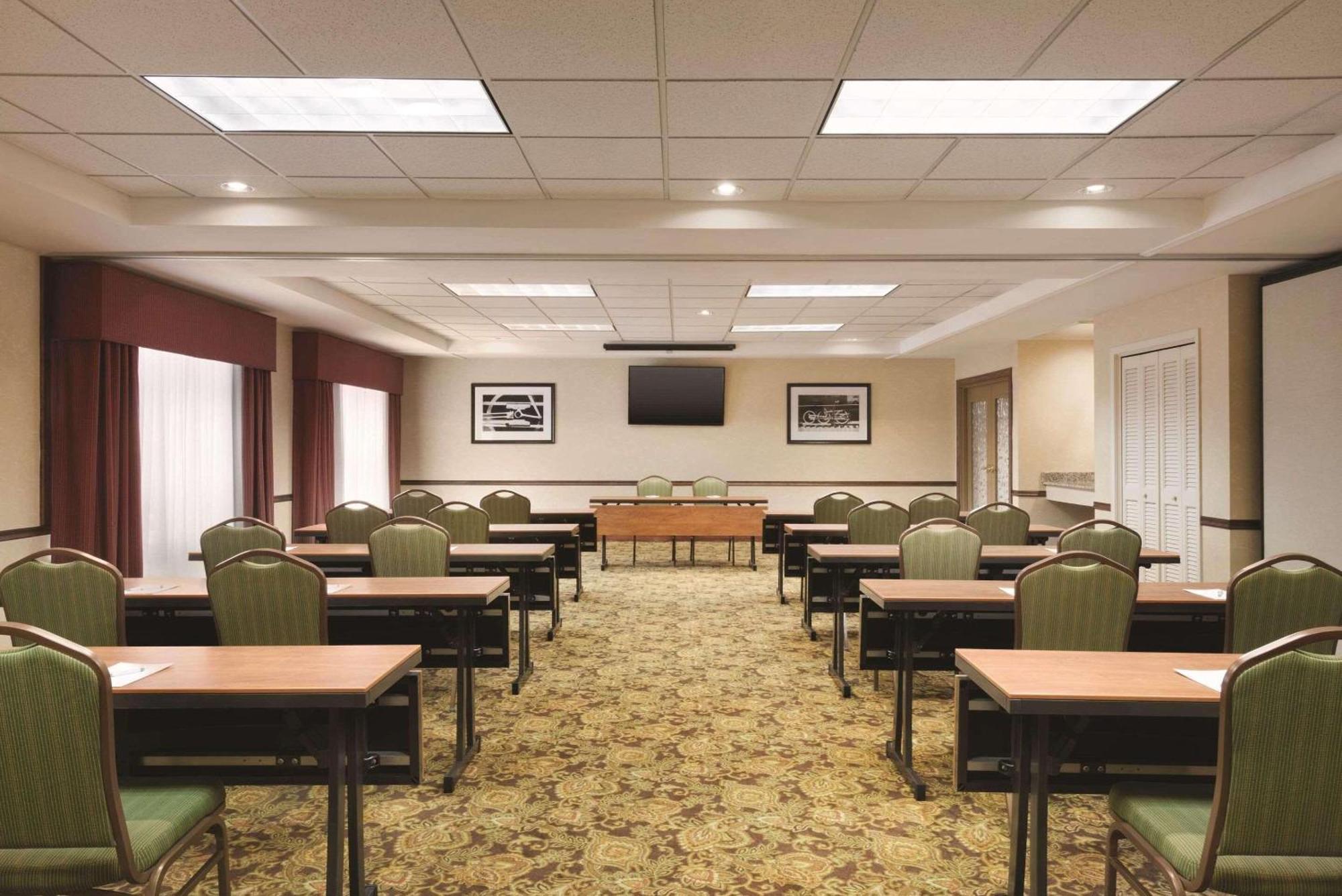 Country Inn & Suites By Radisson, Des Moines West, Ia Clive Εξωτερικό φωτογραφία